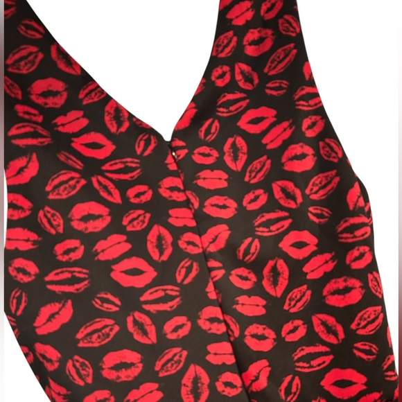 Marilyn Monroe Valentine’s Red/black dress lip design, size M, EUC - Picture 4 of 4